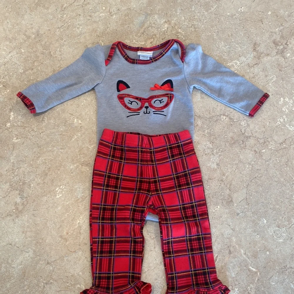 Gray and Res Onesie with Pants in cute Print size 0-3 months